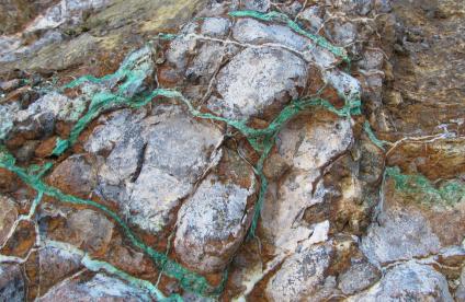 Saprolite ore with garnierite